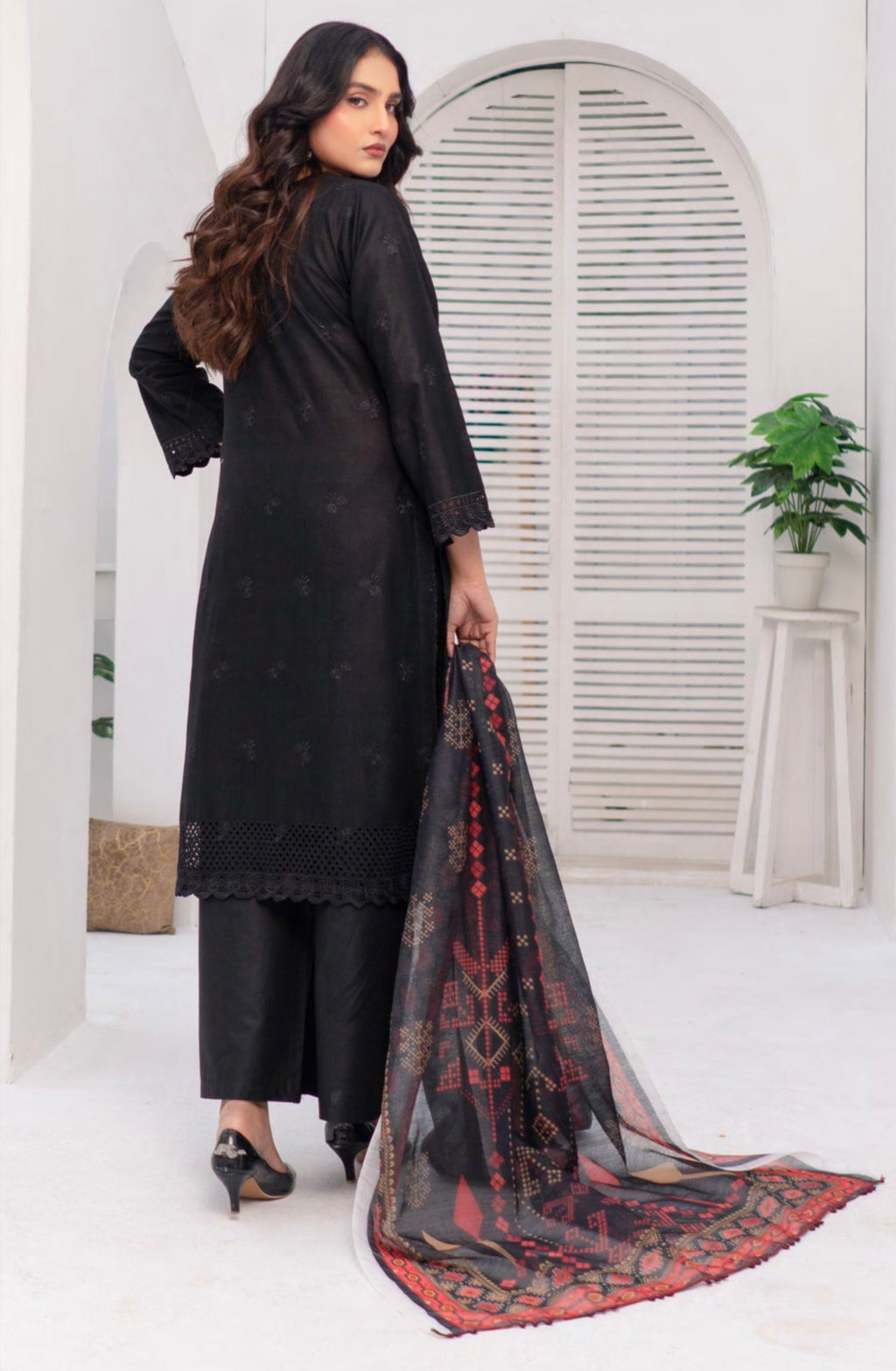 Munira stitched 3-Piece Suit – Noir Elegance